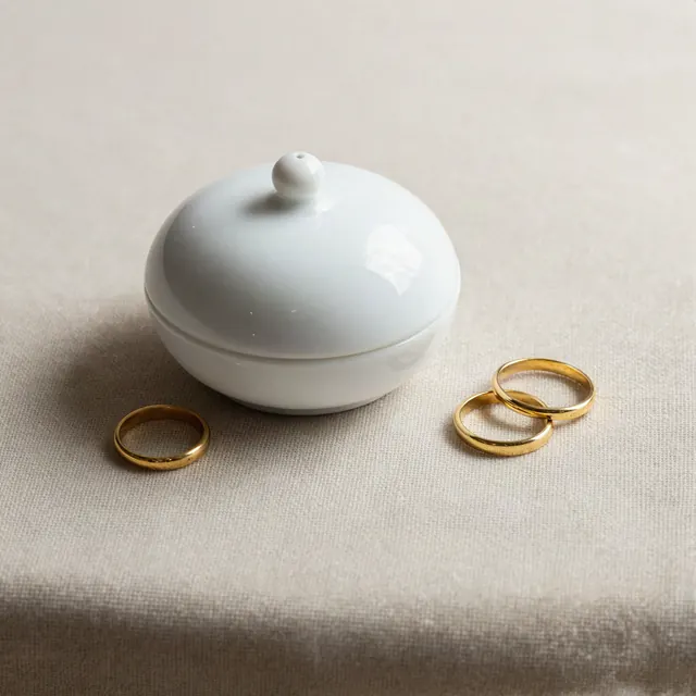 Cajita joyero con tapa de porcelana blanca