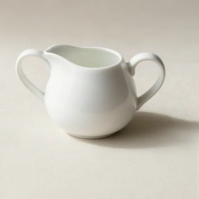Lechera de porcelana blanca