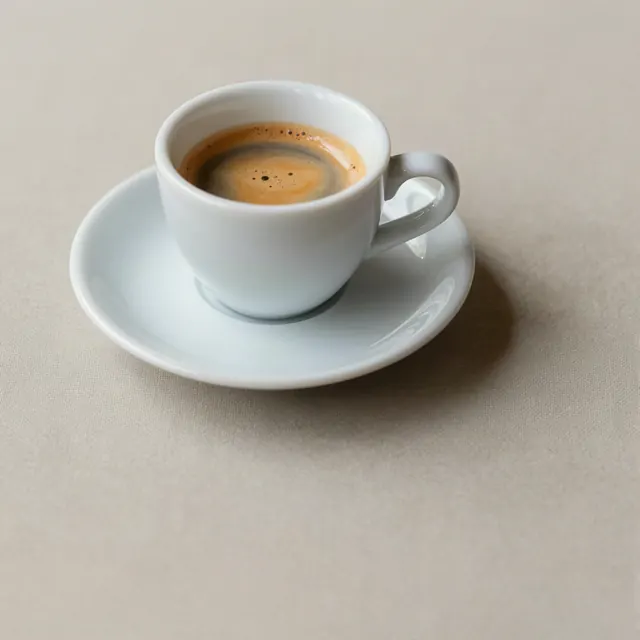 Pocillo de espresso con plato de porcelana blanca