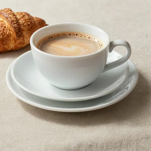 Taza jumbo de desayuno con plato de porcelana blanca